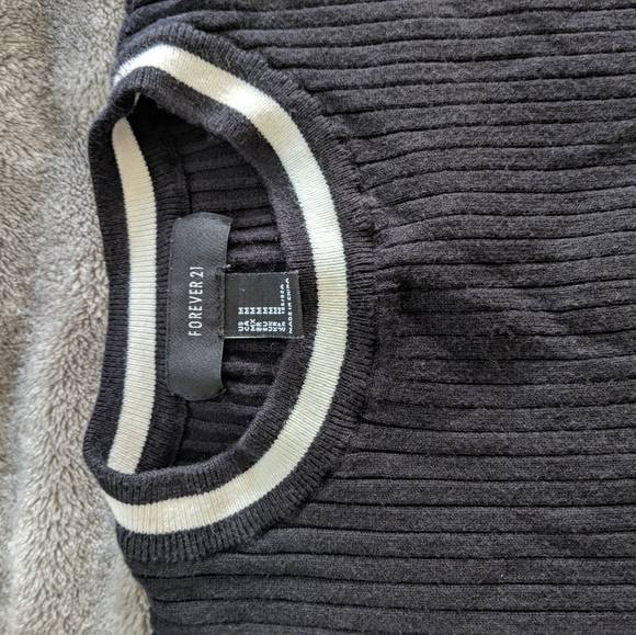 Black and white ribbed ringer crop top - Picture 2 of 3